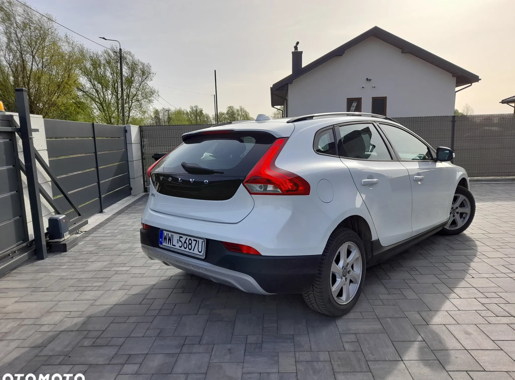 Volvo V40 cena 44900 przebieg: 158000, rok produkcji 2015 z Wołomin małe 172